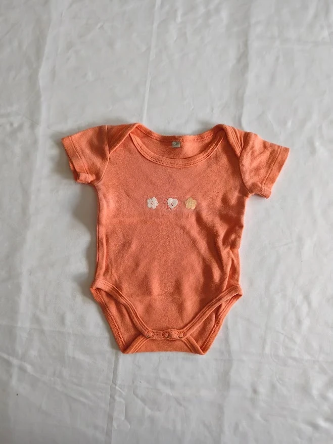 Body bébé manches courtes La Halle 3 mois corail motif fleurs et cœur